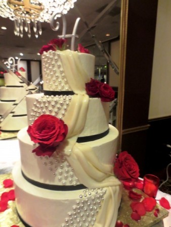 Pearls and roses wedding cake